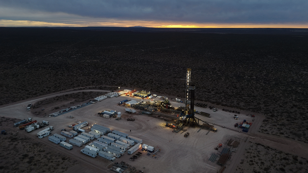 Torre de perforación de Phoenix Global Resources operando en un pad de shale oil en Vaca Muerta.