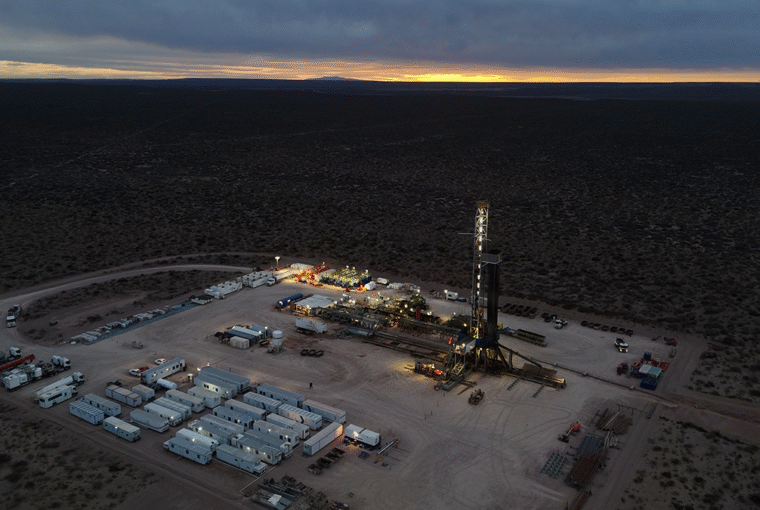 Torre de perforación de Phoenix Global Resources operando en un pad de shale oil en Vaca Muerta.