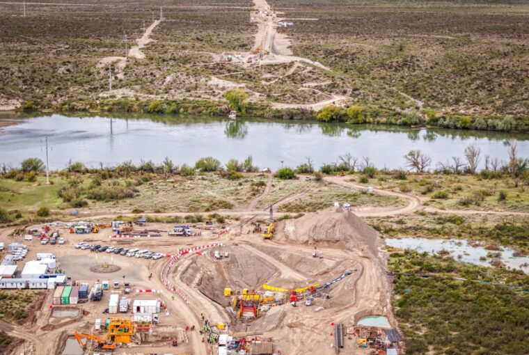 El consorcio Vaca Muerta Oil Sur finalizó la obra subterránea bajo el cauce del río Negro.
