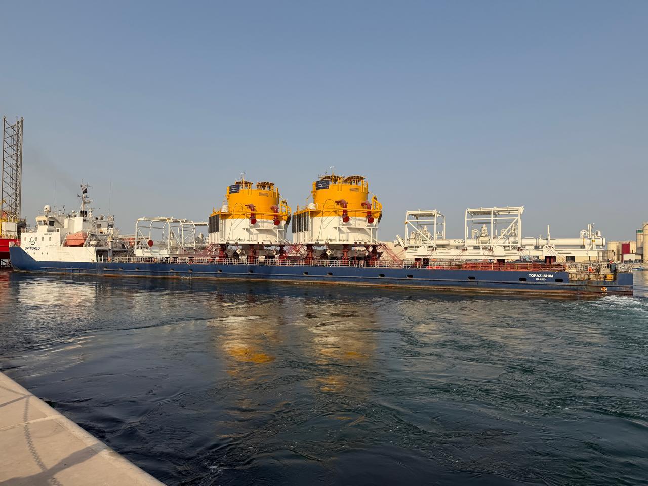 Buque de carga pesada Topaz Ishim transportando las monoboyas de Vaca Muerta Oil Sur hacia Omán.