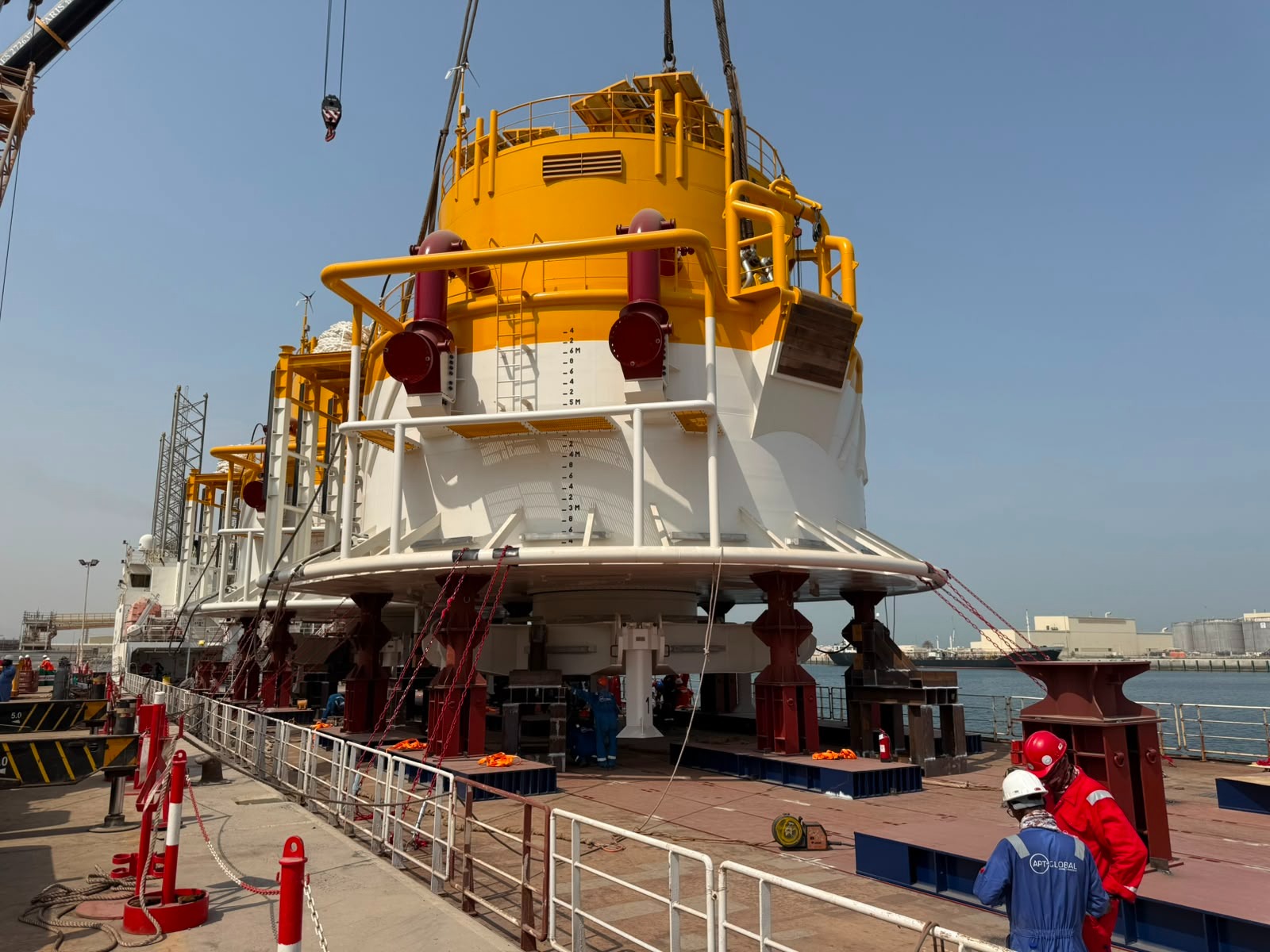 Las monoboyas del proyecto VMOS cruzaron el estrecho de Ormuz. Las estructuras llegarán a Punta Colorada en octubre para exportar el petróleo de Vaca Muerta.