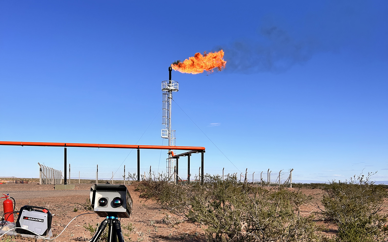 Cámara termográfica infrarroja utilizada por técnicos para medir la eficiencia de combustión en una antorcha de Vaca Muerta.