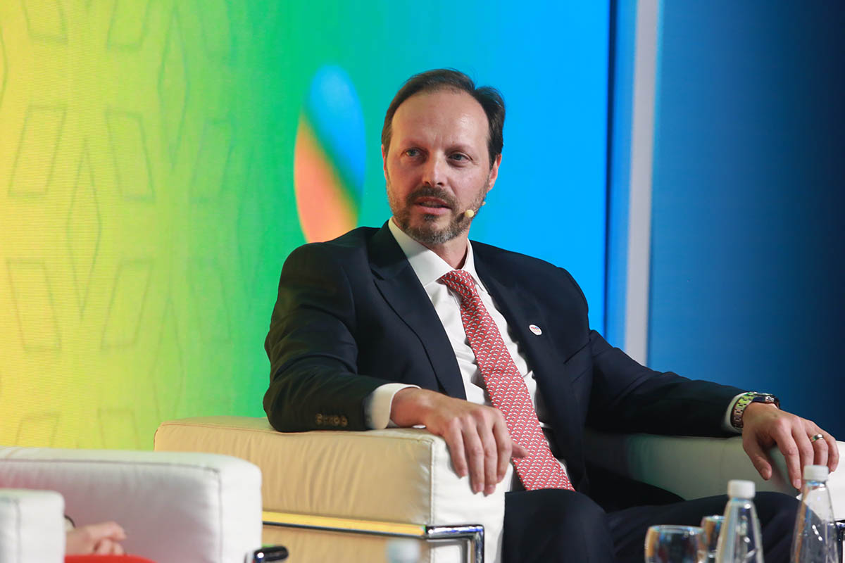 Sergio Mengoni, director general de Total Austral, expone durante el panel de CEOs en la AOG Patagonia en Neuquén.