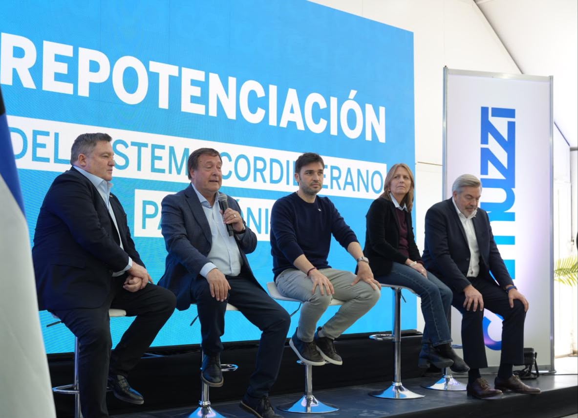 e izquierda a derecha: Alejandro Macfarlane, accionista y socio co-controlante de Camuzzi; Alberto Weretilneck, gobernador de Río Negro; Ignacio Torres, gobernador de Chubut; María Tettamanti, secretaria de Energía de la Nación; y Jaime Barba, presidente de Camuzzi, durante la inauguración de las obras de repotenciación del Sistema Cordillerano-Patagónico, en Chubut.