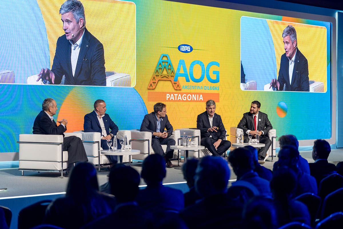 Panel de CEOs de empresas de servicios especiales debatiendo sobre tecnología e innovación durante la AOG Patagonia en Neuquén.
