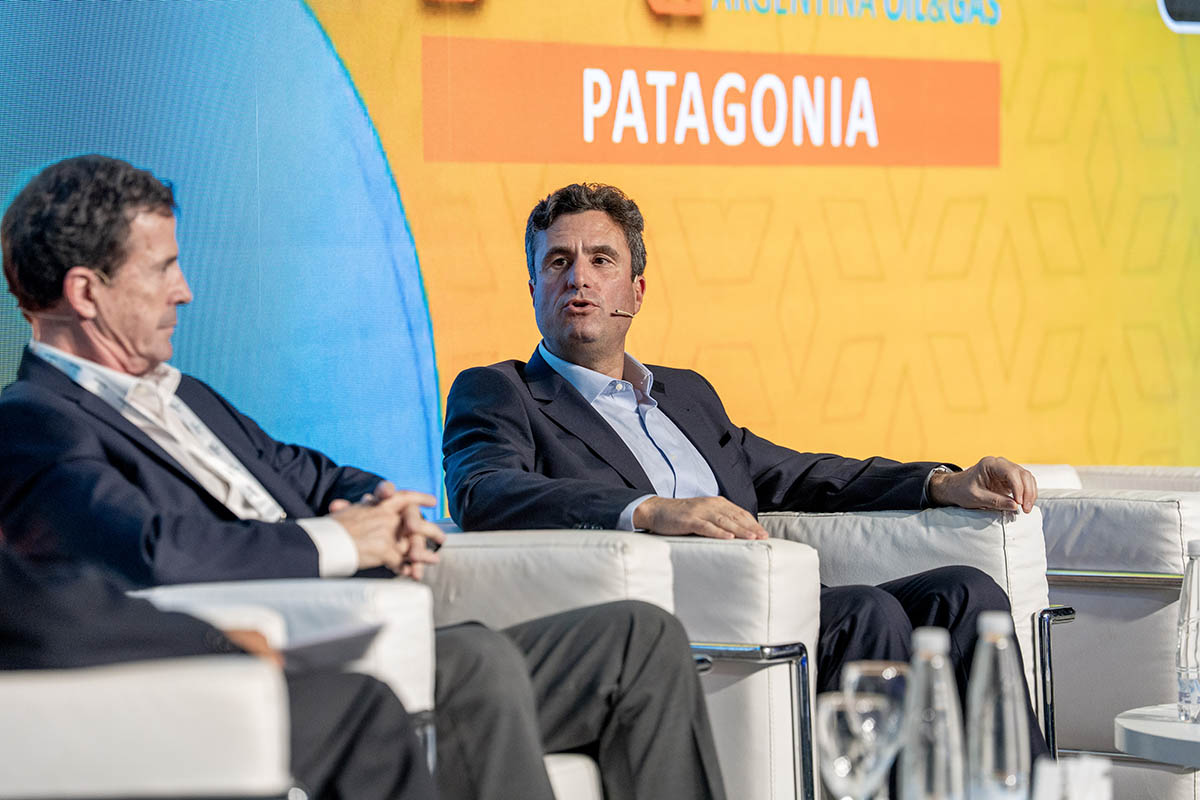 Julián Escuder de Pluspetrol expone el plan de inversiones de la empresa en la AOG Patagonia.