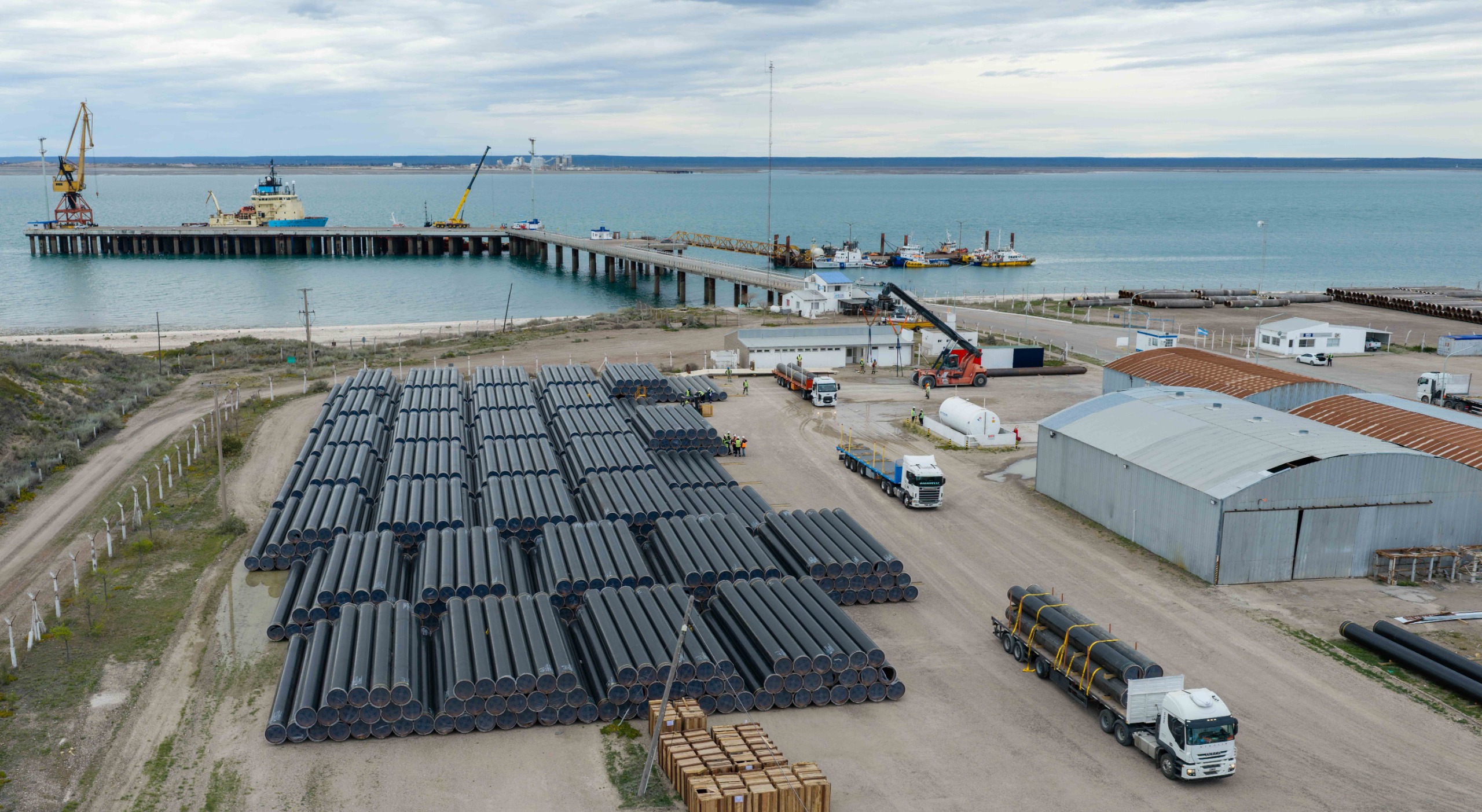 Camiones de carga transportando los caños para la construcción del gasoducto San Matías Pipeline en la provincia de Río Negro.