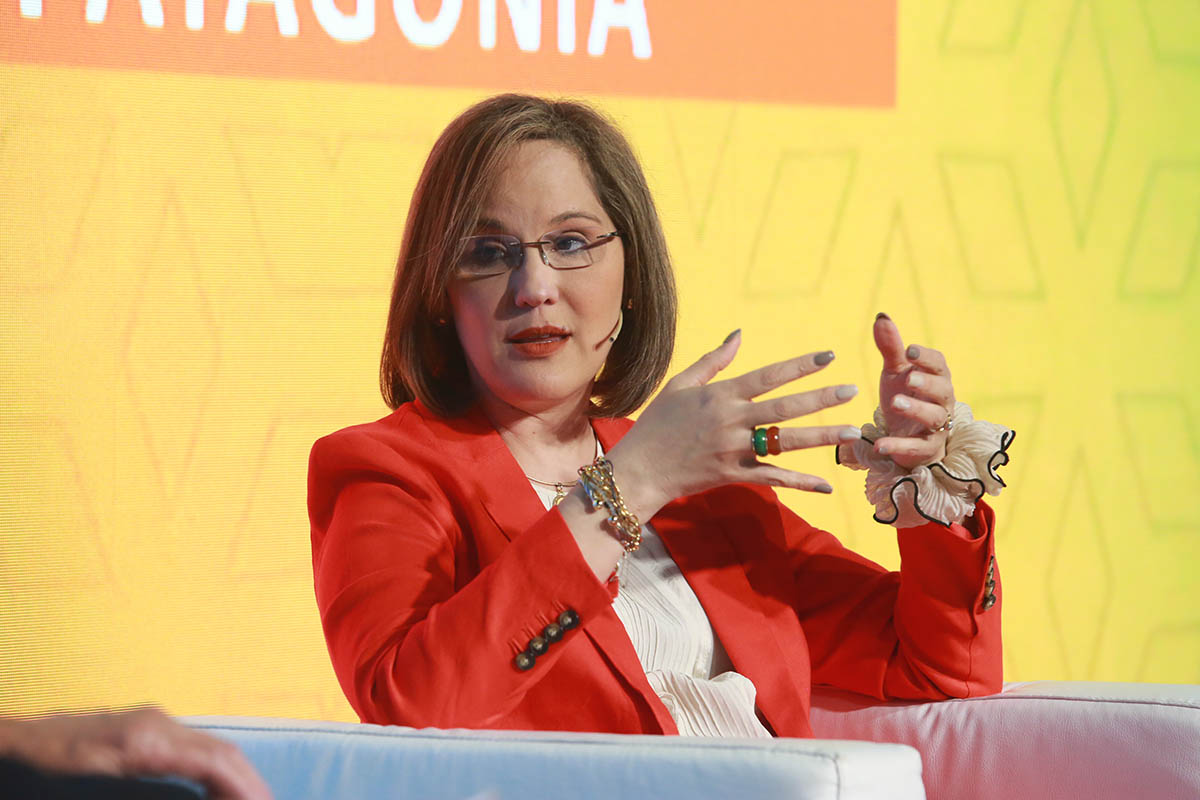 Ana Simonato, country manager de Chevron Argentina, durante su exposición en la AOG Patagonia sobre inversiones en Vaca Muerta.