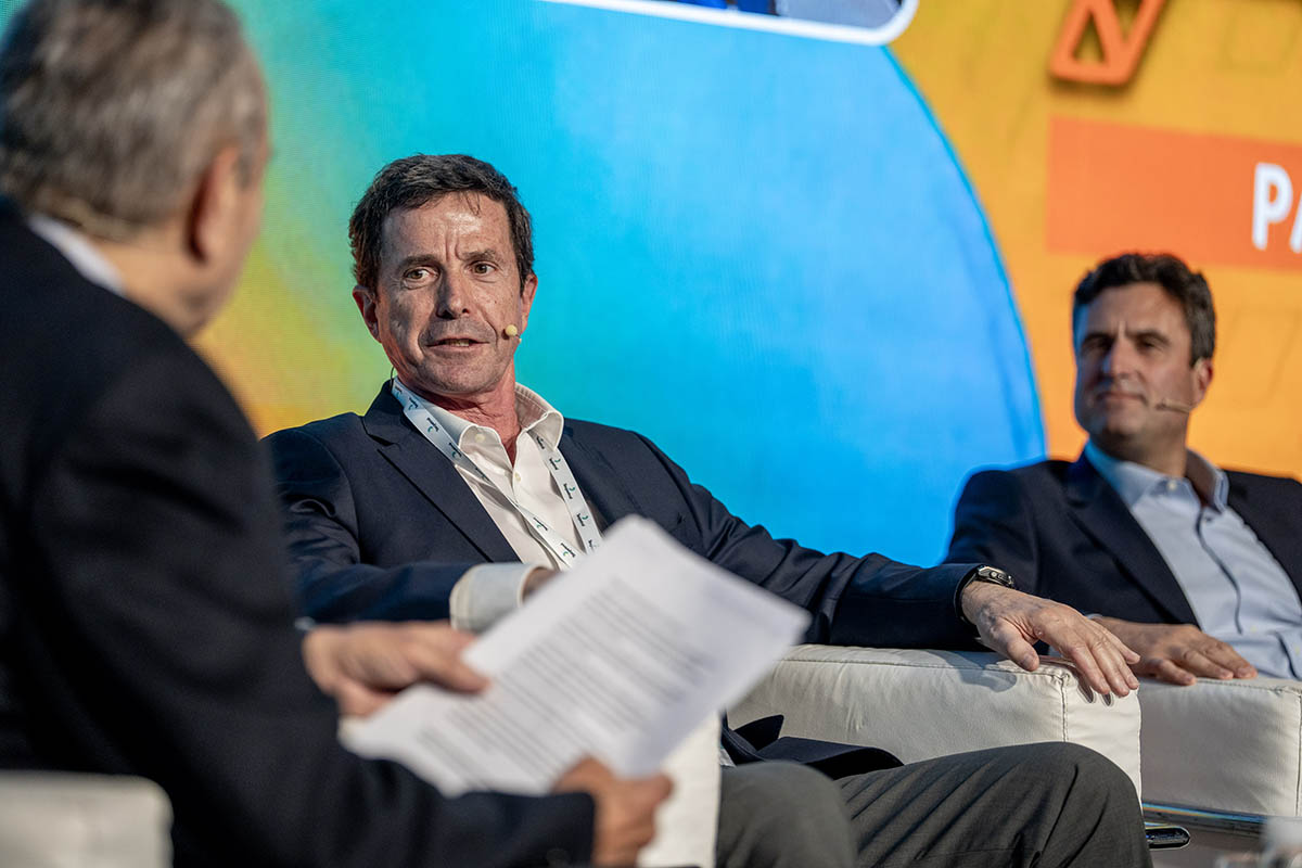 Ricardo Markous, CEO de Tecpetrol, expone los planes de inversión para Vaca Muerta durante el panel de líderes de la AOG Patagonia.